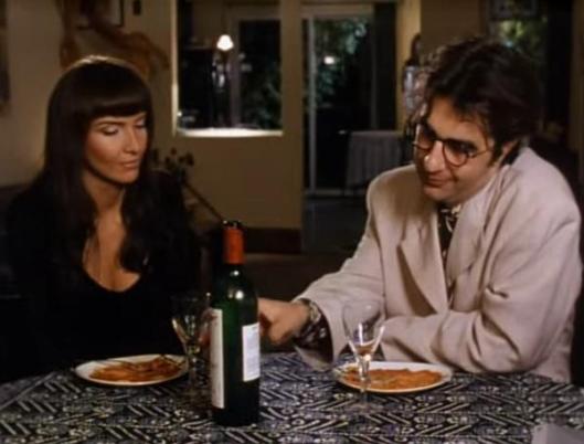 A scene in which the photographer is drinking wine with a dinner date in his own apartment